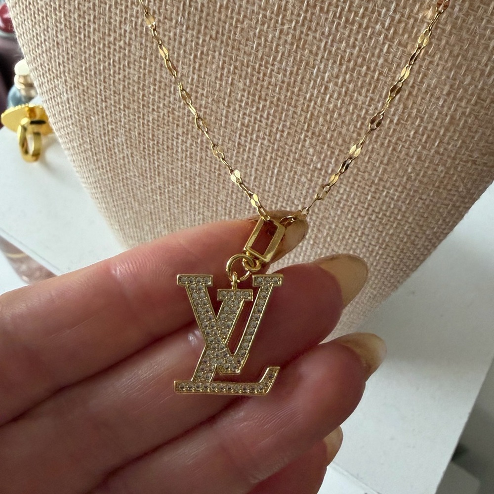 Louis Vuitton pendant necklace - Picture 5 of 6